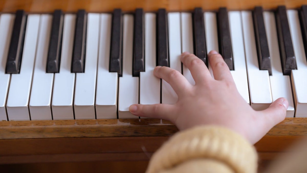 pianonkoskettimet ja vasen käsi oktaavissa