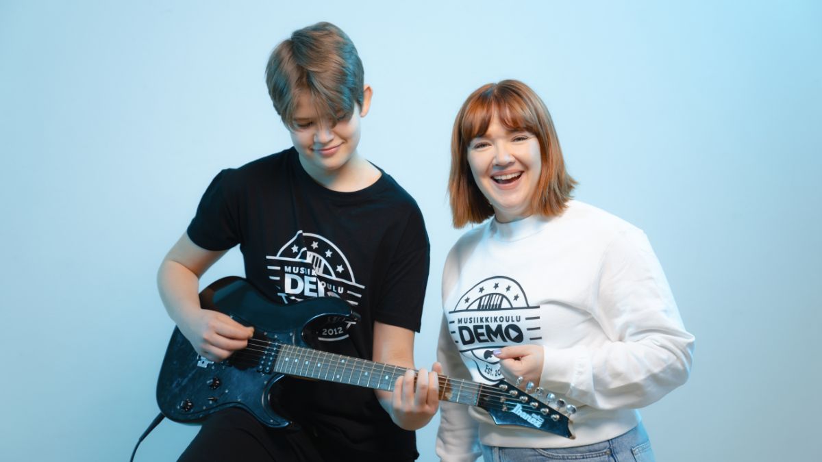 kitaraoppilas ja opettaja