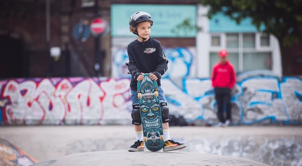 koululainen skeittipuistossa